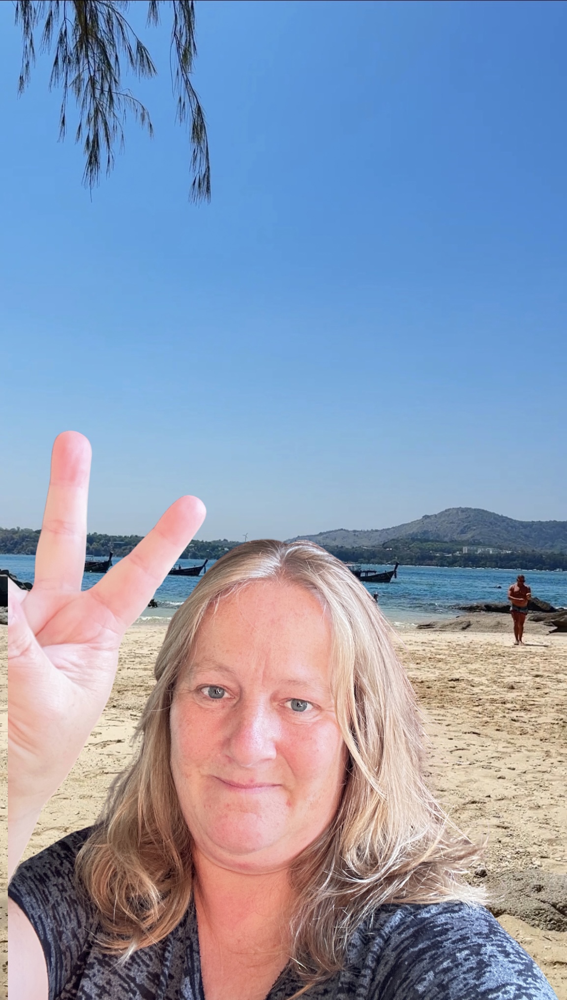 Traveler v-sign photo 54