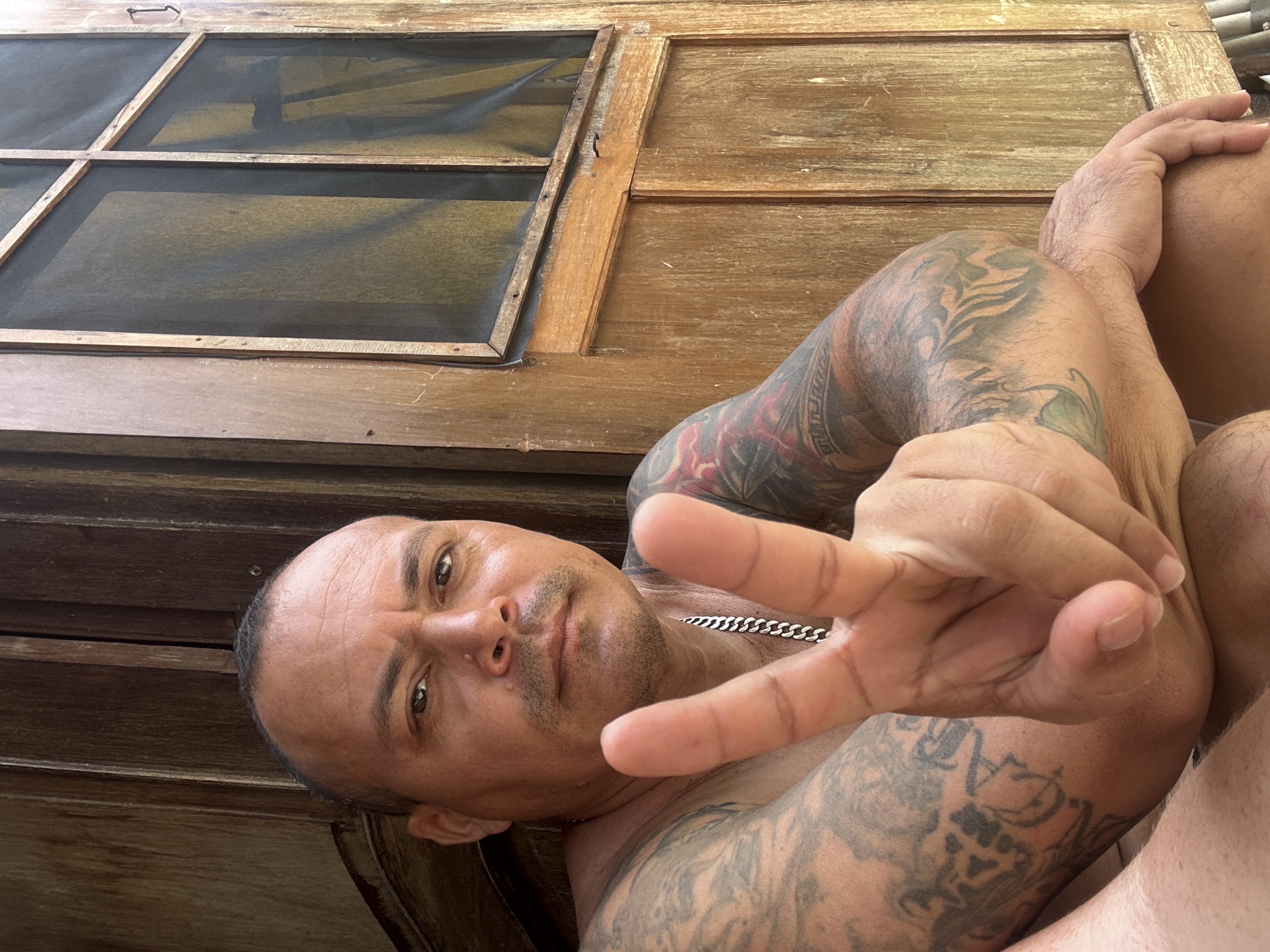 Traveler v-sign photo 7