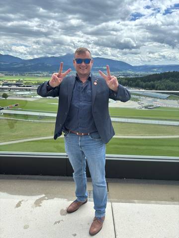 Traveler v-sign photo 134