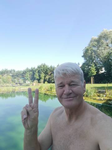 Traveler v-sign photo 132