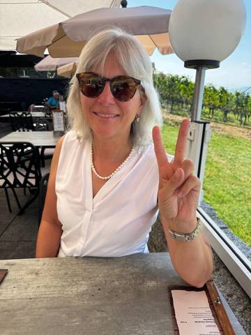 Traveler v-sign photo 83