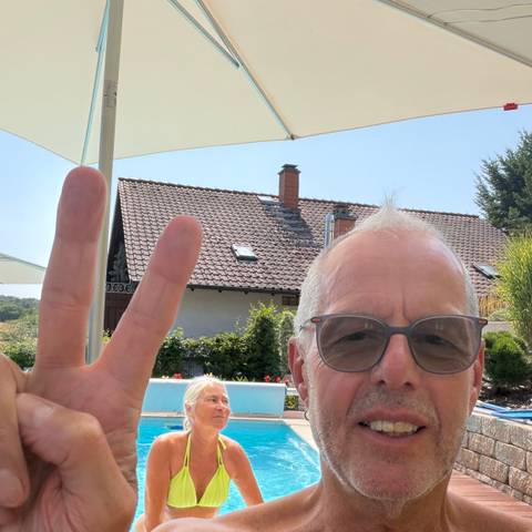 Traveler v-sign photo 31