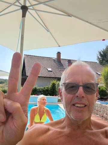 Traveler v-sign photo 33