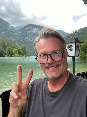 Traveler v-sign photo 180