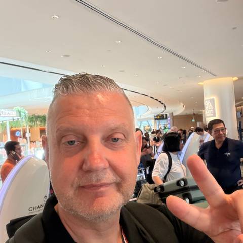 Traveler v-sign photo 45