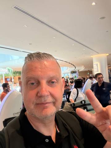 Traveler v-sign photo 47
