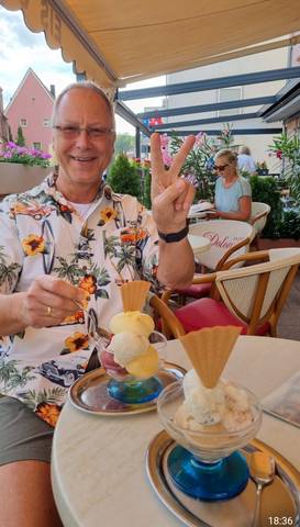 Traveler v-sign photo 154