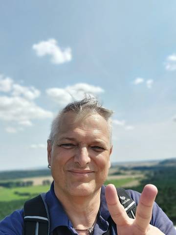 Traveler v-sign photo 85