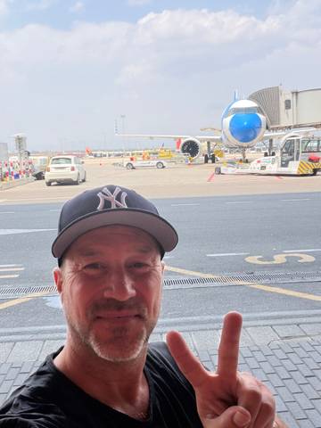 Traveler v-sign photo 46