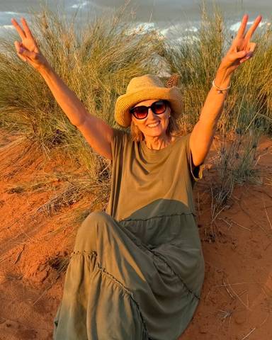 Traveler v-sign photo 129