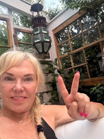 Traveler v-sign photo 137