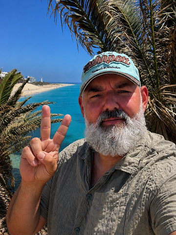 Traveler v-sign photo 169