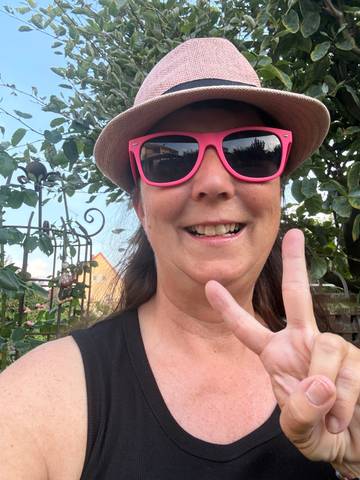 Traveler v-sign photo 132