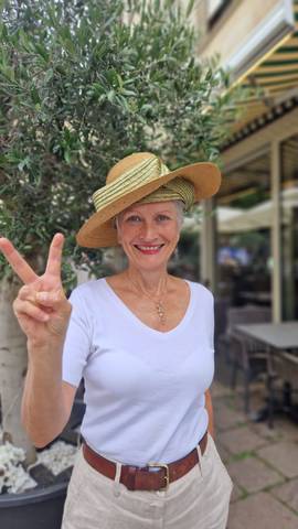 Traveler v-sign photo 199
