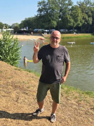 Traveler v-sign photo 142