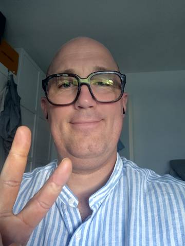 Traveler v-sign photo 55