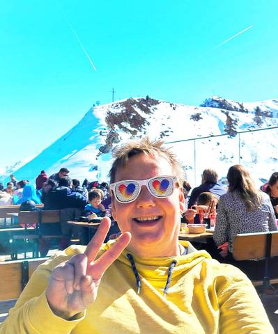 Traveler v-sign photo 102