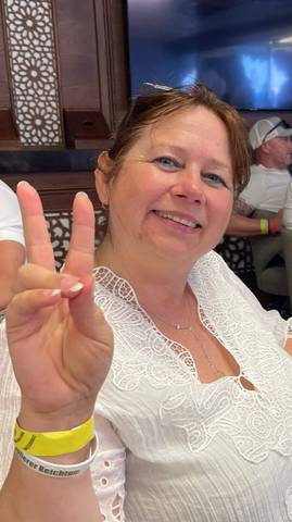 Traveler v-sign photo 191