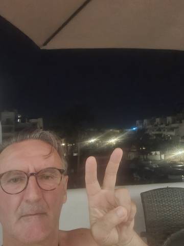 Traveler v-sign photo 141