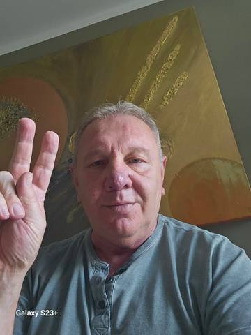 Traveler v-sign photo 175