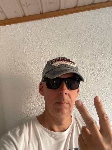 Traveler v-sign photo 151