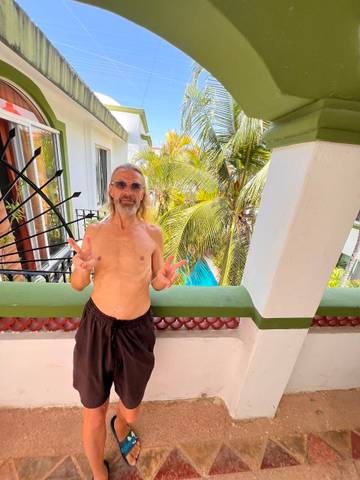 Traveler v-sign photo 148