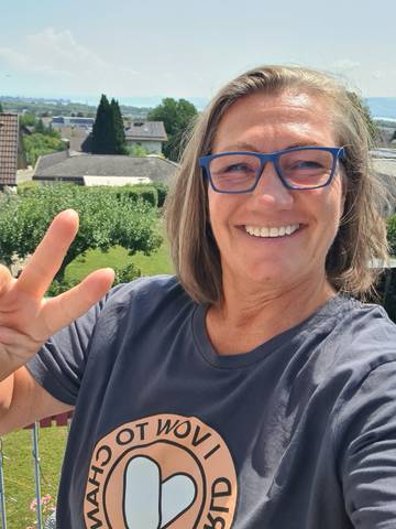 Traveler v-sign photo 110