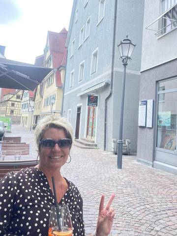 Traveler v-sign photo 186