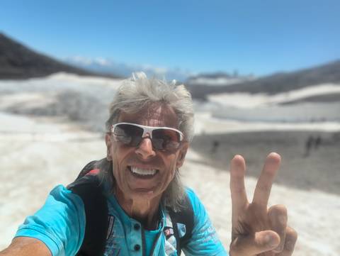Traveler v-sign photo 176