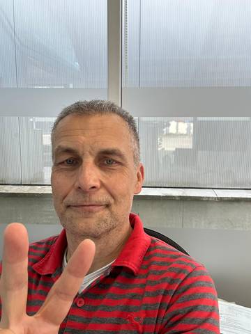 Traveler v-sign photo 63