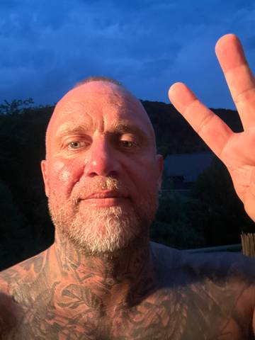 Traveler v-sign photo 167