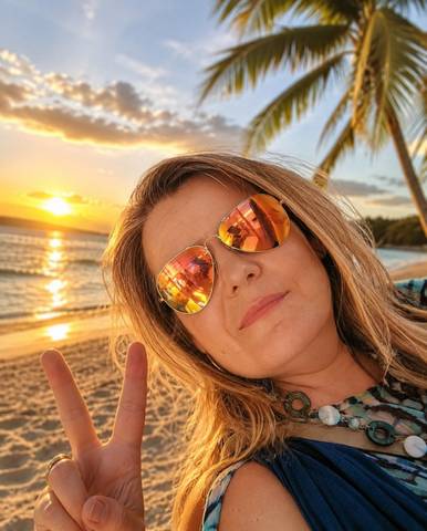 Traveler v-sign photo 128