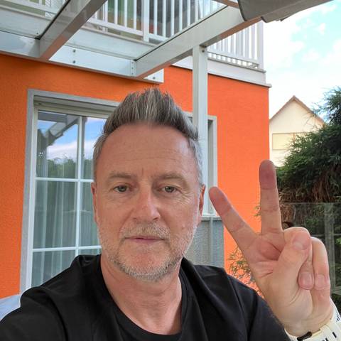 Traveler v-sign photo 73