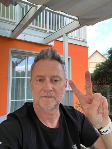 Traveler v-sign photo 81