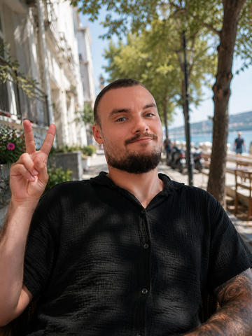 Traveler v-sign photo 146