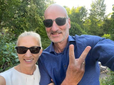 Traveler v-sign photo 106
