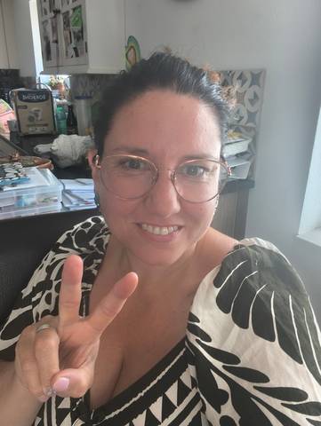 Traveler v-sign photo 184