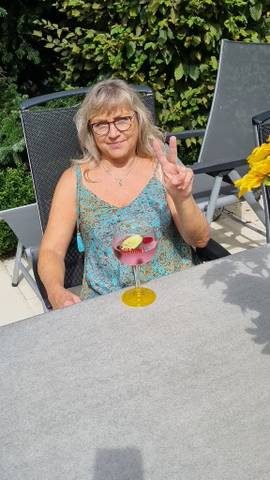 Traveler v-sign photo 172