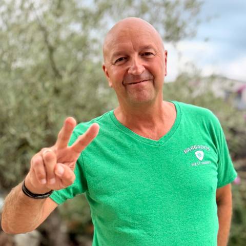 Traveler v-sign photo 63