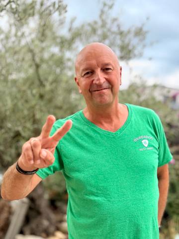 Traveler v-sign photo 67