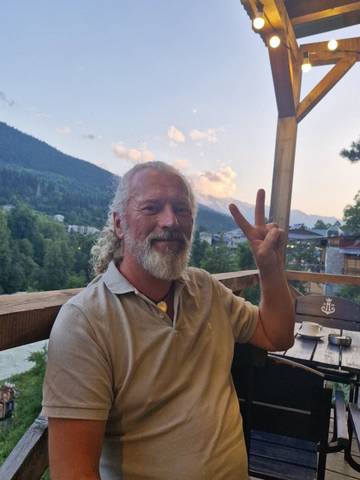 Traveler v-sign photo 107