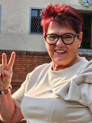 Traveler v-sign photo 121
