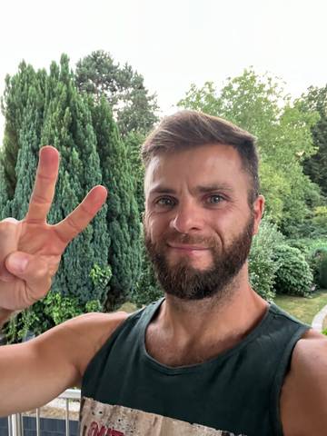 Traveler v-sign photo 172