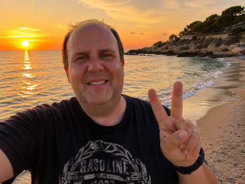 Traveler v-sign photo 94