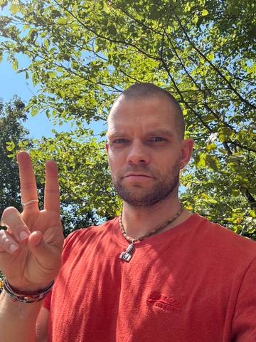Traveler v-sign photo 126