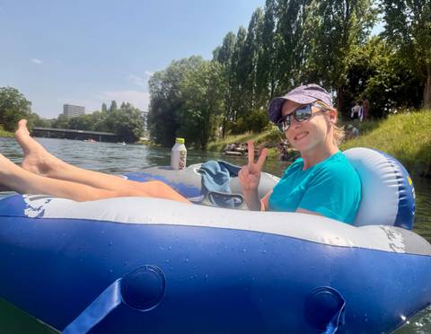 Traveler v-sign photo 118
