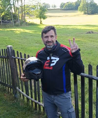 Traveler v-sign photo 75