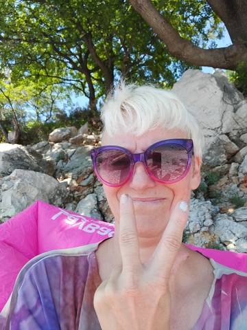 Traveler v-sign photo 96