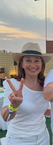 Traveler v-sign photo 154