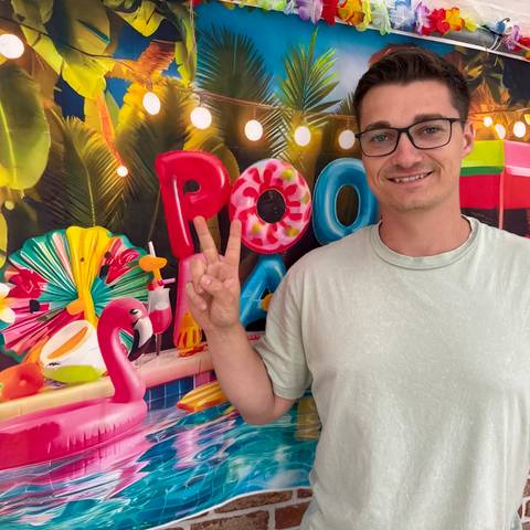 Traveler v-sign photo 49